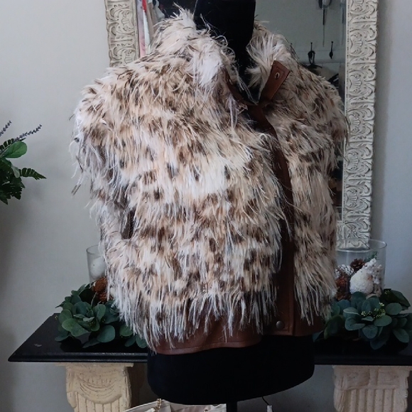 Stylish Faux Fur Crop Vest in Cream and Brown - Picture 3 of 6